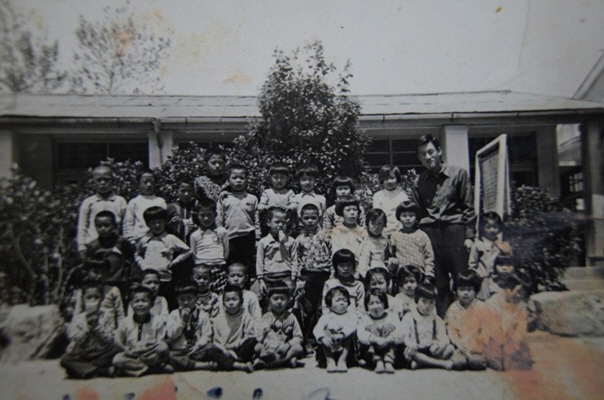 생활풍경 학창시절(어린이날 맞이 계룡초등학교 학생들의 기념사진)