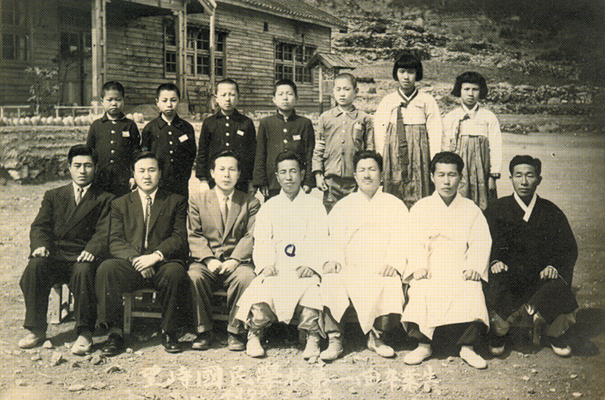 생활풍경 학창시절(망치초등학교 제1회 졸업식기념 사진)