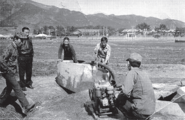 생활풍경(주민들의 생업. 가뭄때 논 물대기 1)