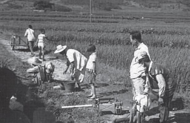 생활풍경(주민들의 생업. 가뭄때 논 물대기 2)