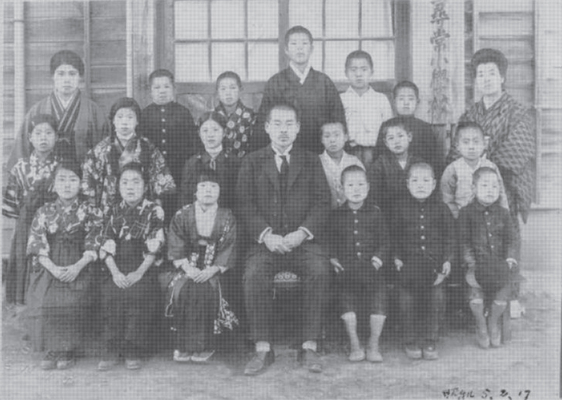 일제강점기 전반(학창시절. 일본인 자녀들을 위한 심상소학교 기념 사진)