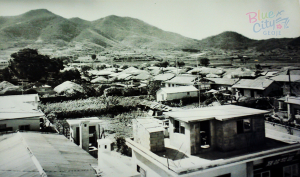 생활풍경(슬레이트집과 초가집이 뒤섞인 옥포)