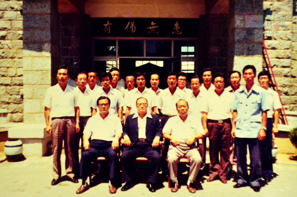 공공행사(군청 현관에서 간부들과 기념사진)