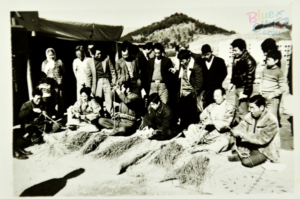 생활풍경(짚으로 새끼 꼬는 동네 사람들)