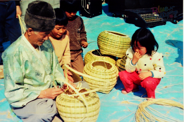 생활풍경(대나무로 바구니를 엮어 만드는 노인)