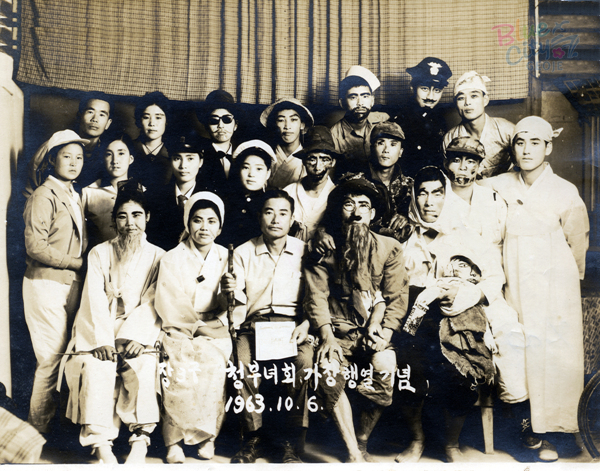 생활풍경(장3구 청년들의 가장행렬 참여기념 사진)