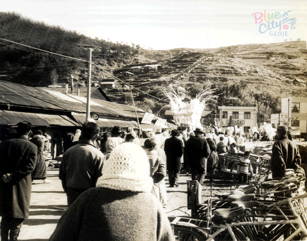 생활풍경(장승포 신부마을의 초상집 상여행렬 1)