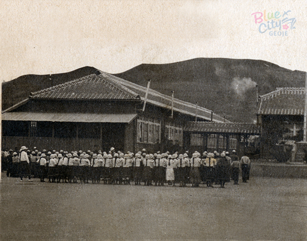 생활풍경 학창시절(일제 강점기 이운공립보통학교 교사와 조회 1) 이미지