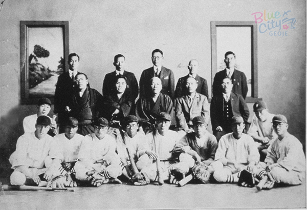 이리사무라(入佐村) 야구부 학생들