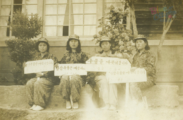 생활풍경(여자향토예비군이 들고 있는 캠페인 팻말)