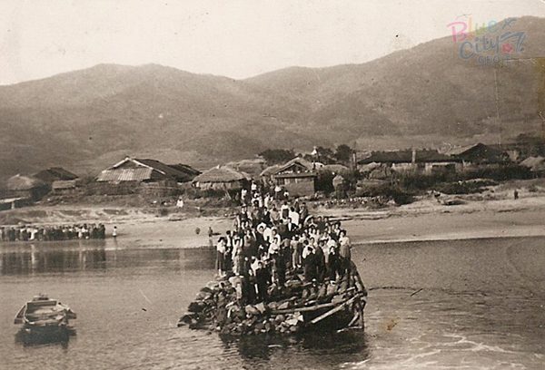 생활풍경 학창시절(여객선을 기다리는 수학여행 학생들 1)