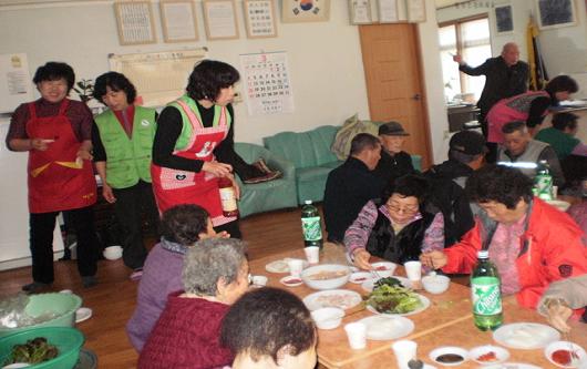 능포동 자연보호협의회, 어르신들에게 점심 제공