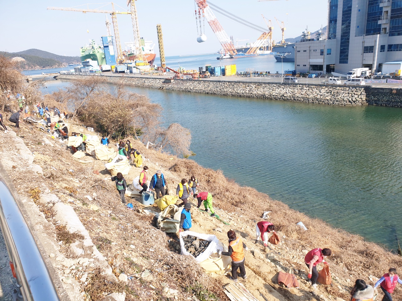아주동 단체의 아주천 환경정화활동