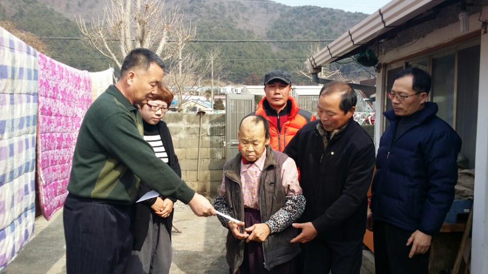 동부면 주민자치 독거노인 성금 전달