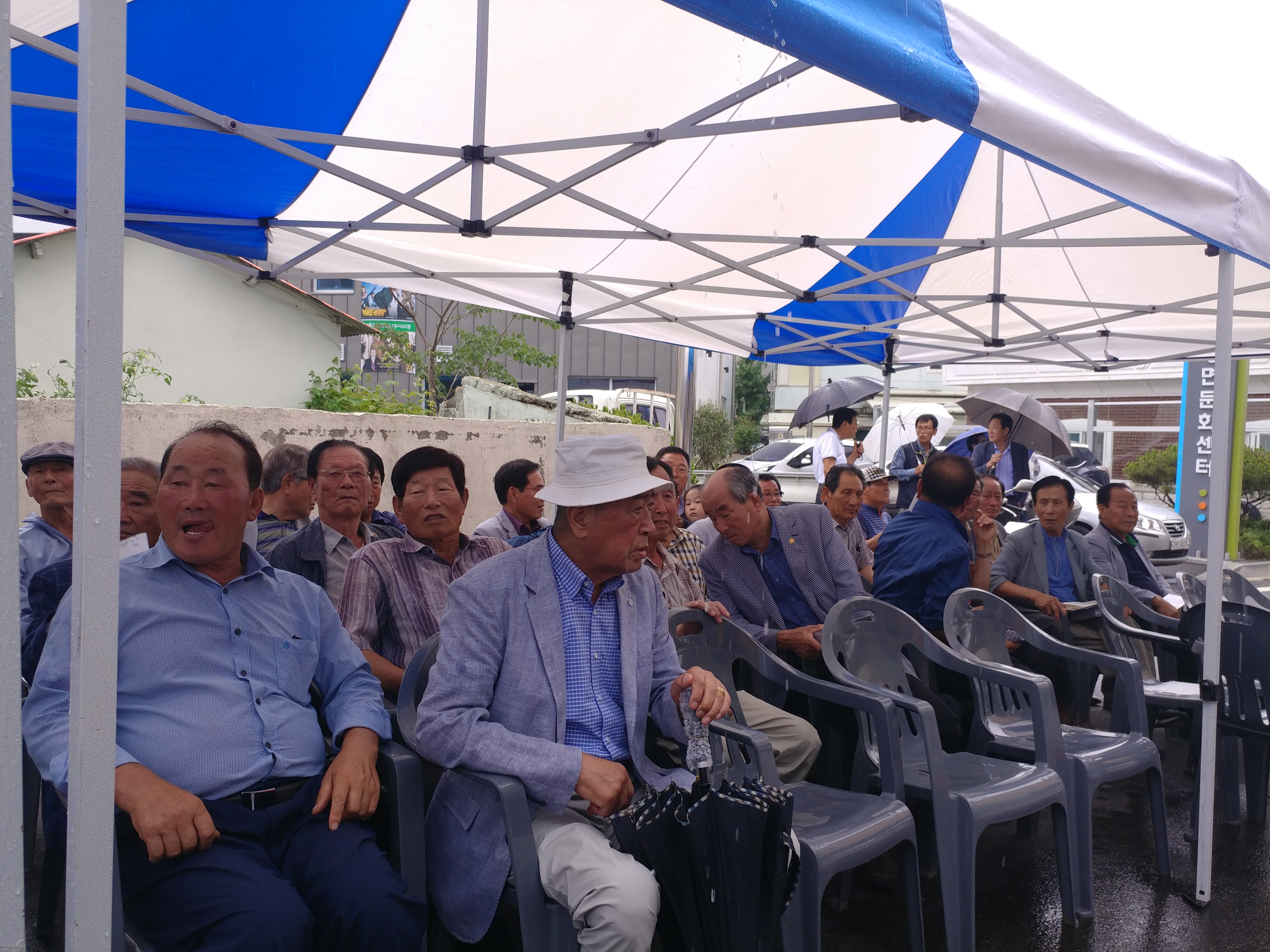 개청식을 기다리는 사람들