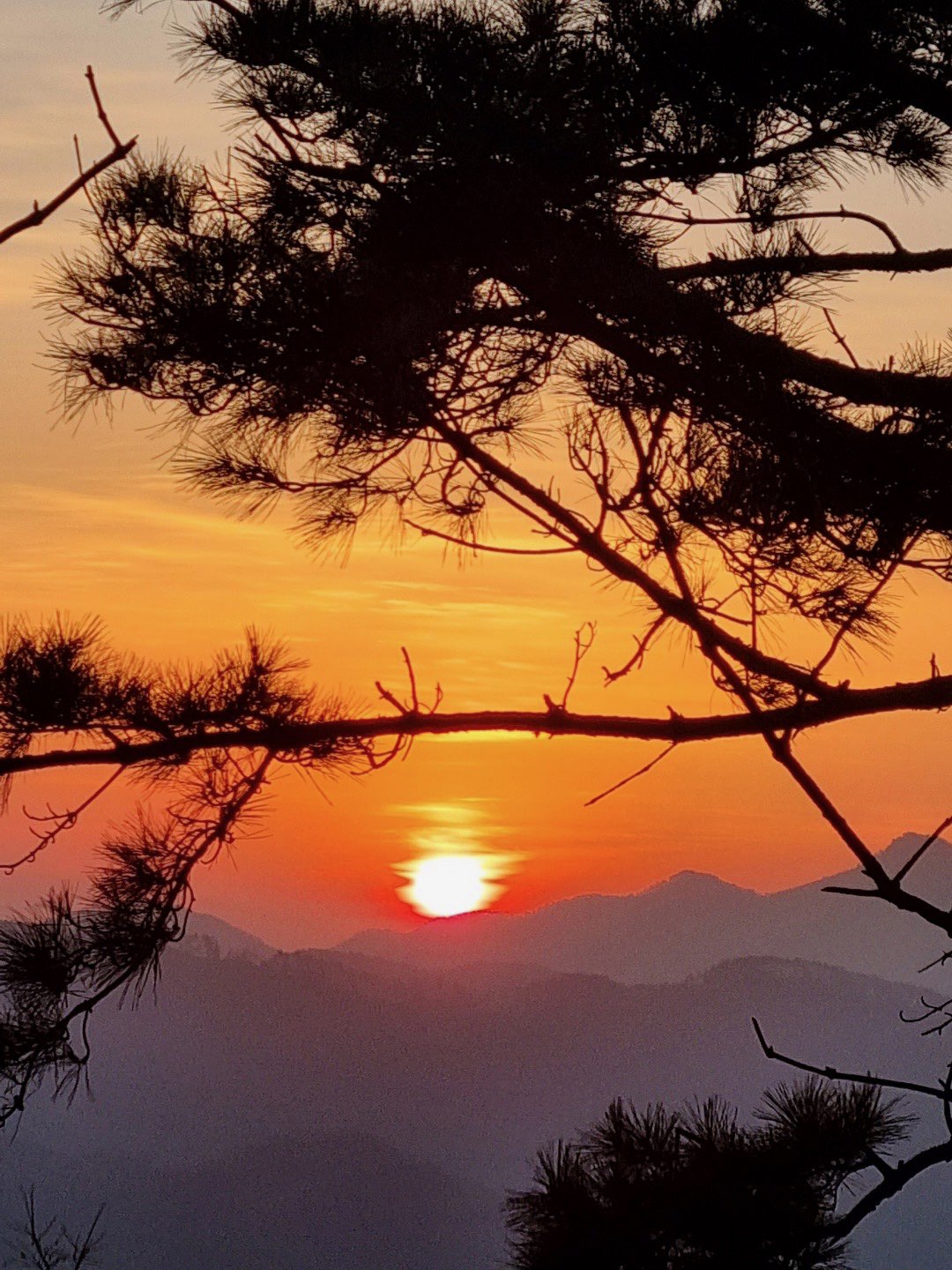칠천도 옥녀봉에 떠오른 붉은 일출