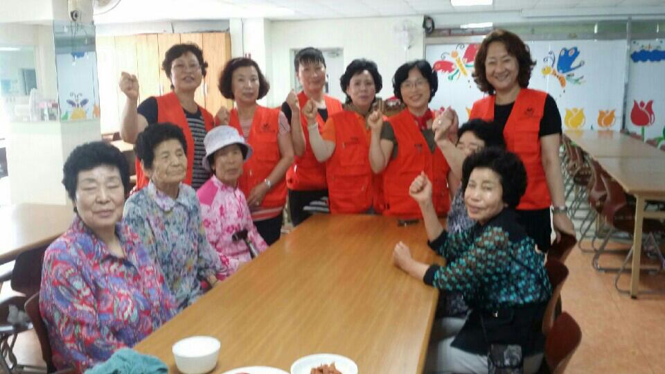 장평동여성자원봉사대, 경로당 어르신 중식대접