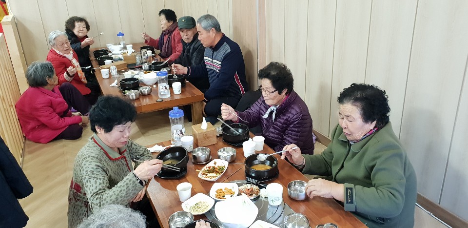 장평동 삼성장어, 와치경로당 어르신 식사 제공