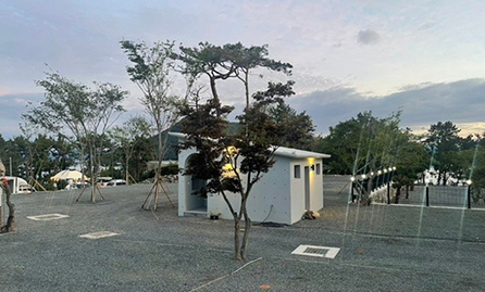 캠핑장 중앙에 건물