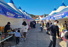 부스에서 체험중인 관람객들