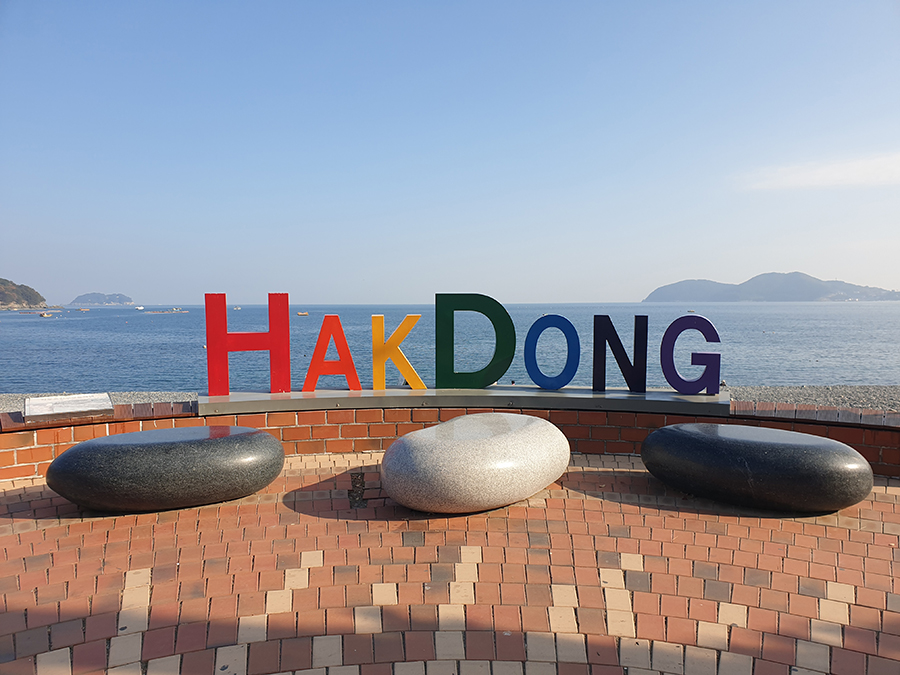 학동 흑진주 몽돌해변에서 보트를 타는 아이와 엄마, 학동 흑진주 몽돌해변에서 해수욕을 즐기는 사람들