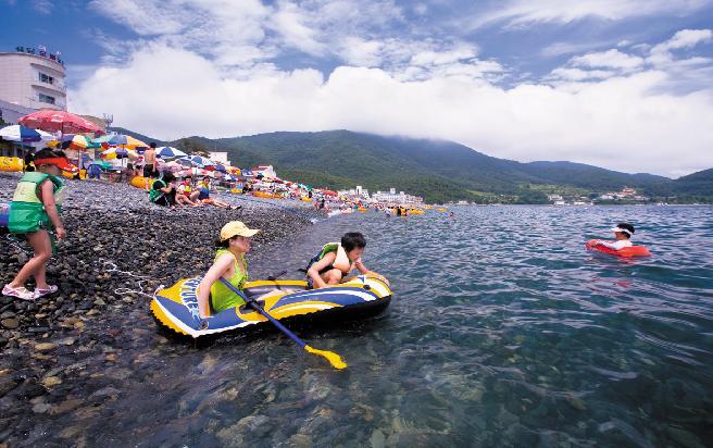 학동 흑진주 몽돌해변 이미지